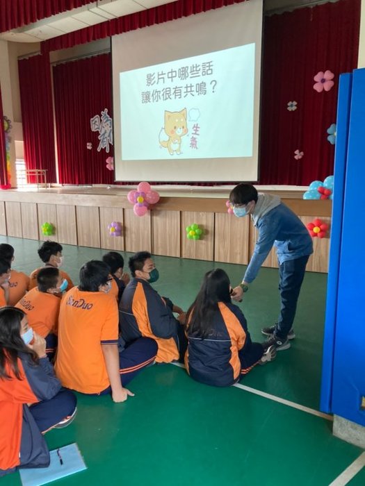 專輔教師郭宇軒師與學生互動