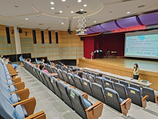 本校資料組黃韻軒組長主講