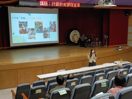 本校資料組黃韻軒組長主講
