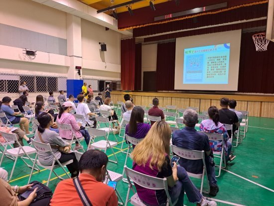 輔導主任向家長說明國中生涯輔導紀錄手冊