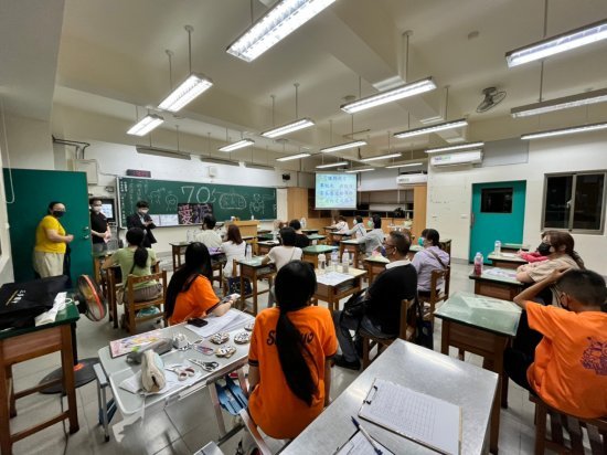 校長與家長會長至各班致意