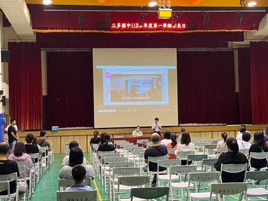 校長對家長進行校務報告說明
