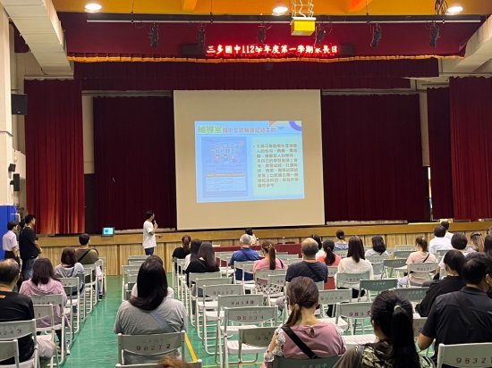 輔導主任向家長說明國中生涯輔導紀錄手冊