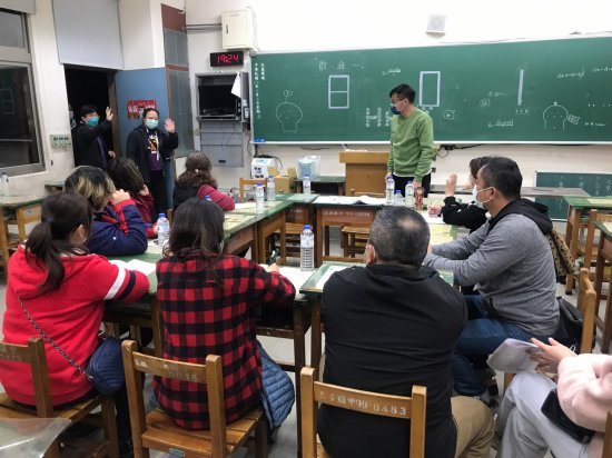 校長與家長會長至各班致意